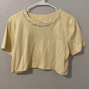 Cropped embroidered yellow tee